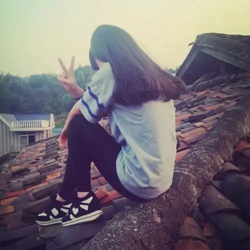 女头屋顶剪刀手背影寂寞无助