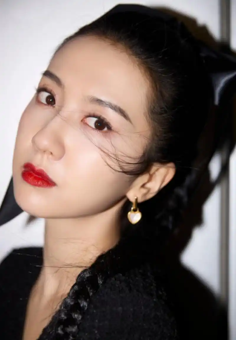 许龄月很适合这种明艳的美