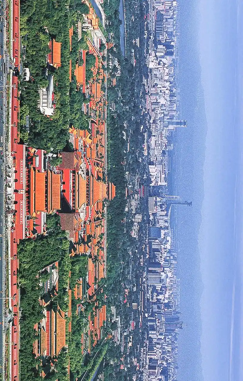 的光辉岁月墙的外边是一片灿烂阳光正在徐徐升起▽紫禁城与中国尊