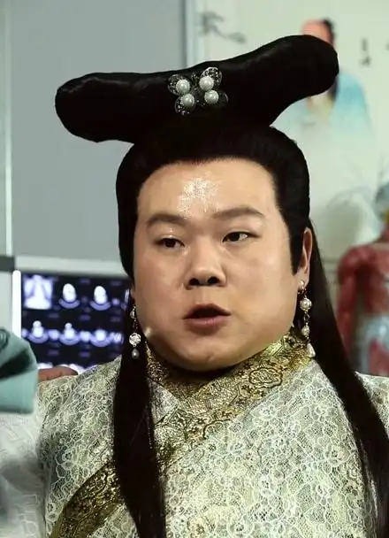 岳云鹏版白娘子 ,脱个衣服像生孩子.