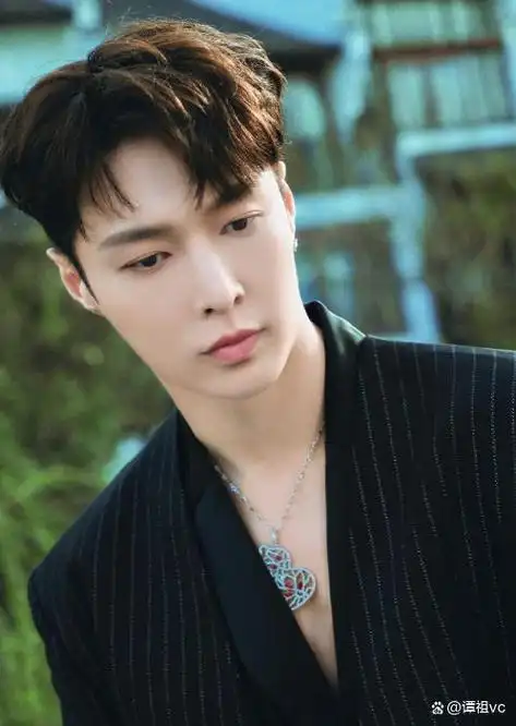 张艺兴旗下女团首度露面网友趣味评论笑疯了