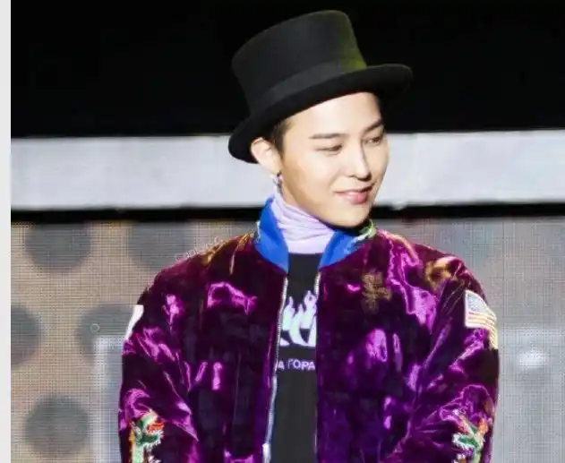 权志龙退伍后为何一直戴帽子当看到他额头时似乎有些懂了