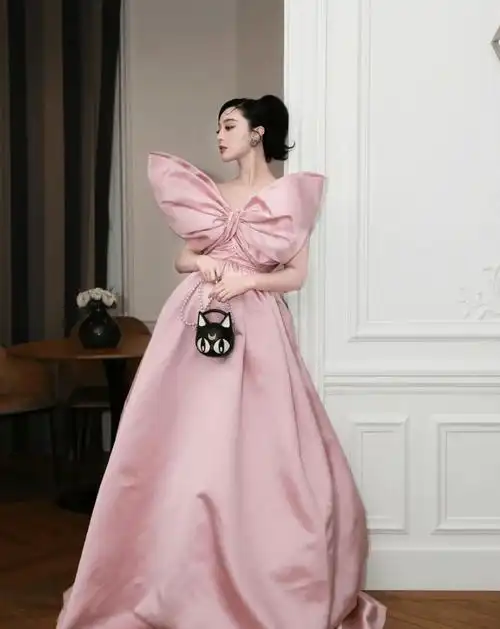 范冰冰在国外又封神胸前绑超大蝴蝶结变迪士尼小公主太娇嫩了