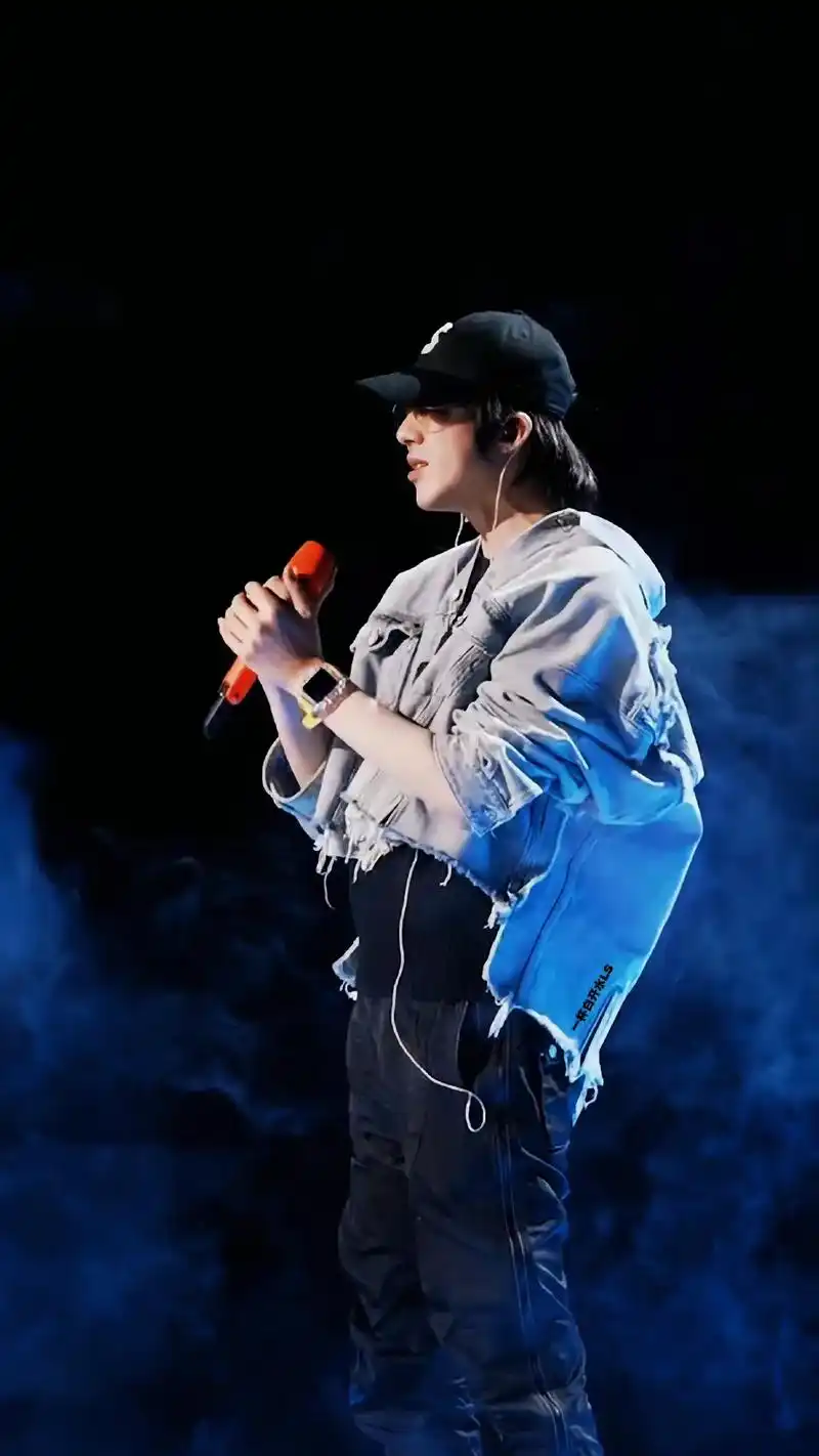 摩登兄弟刘宇宁 纯素颜彩排,好喜欢这件牛仔外套#向全世界安 - 抖音