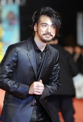 金城武大胡子 吓跑众人(图)