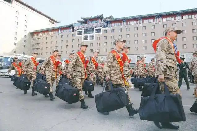 昨天,武警北京总队2024年春季入伍新兵抵京,奔赴各自的战斗岗位.