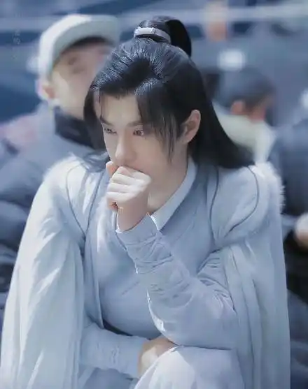 王一博《有翡》最新白衣剧照超《陈情令》蓝忘机 网友直呼太惊艳_谢允