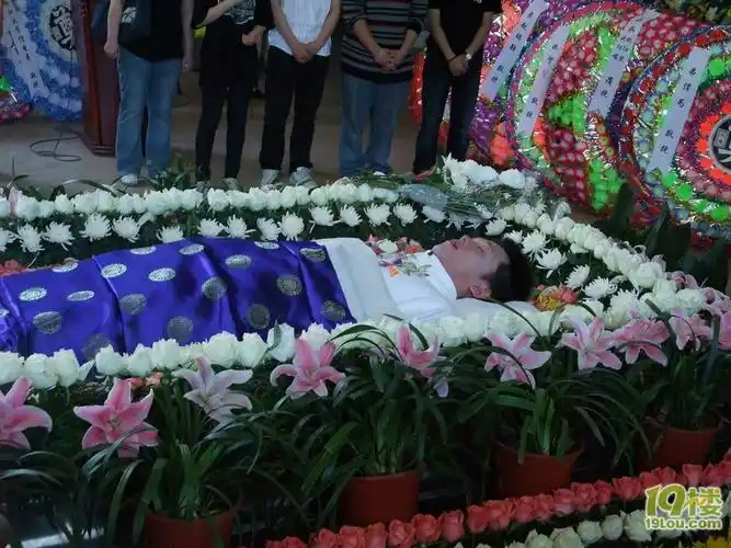 刚参加完谭卓告别会有谭卓遗容让我们一起在网上悼念