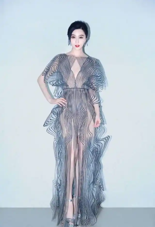 范冰冰身材太让人嫉妒了条纹装显曲线比例更是完美九头身
