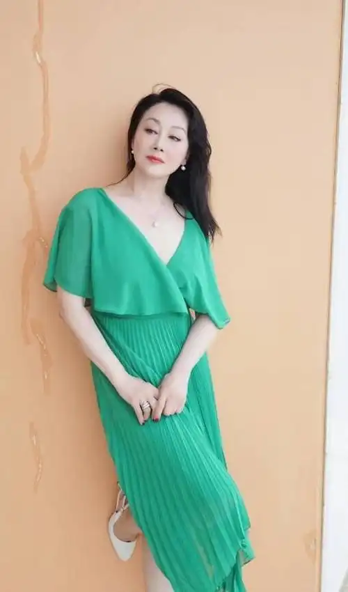 58岁王姬身材真丰满穿蓝色蕾丝连衣裙风姿绰约气质太惊艳