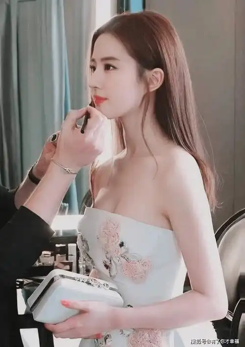 神仙姐姐刘亦菲,一身绣花抹胸长裙,成为红毯上的焦点_电影节_风景线