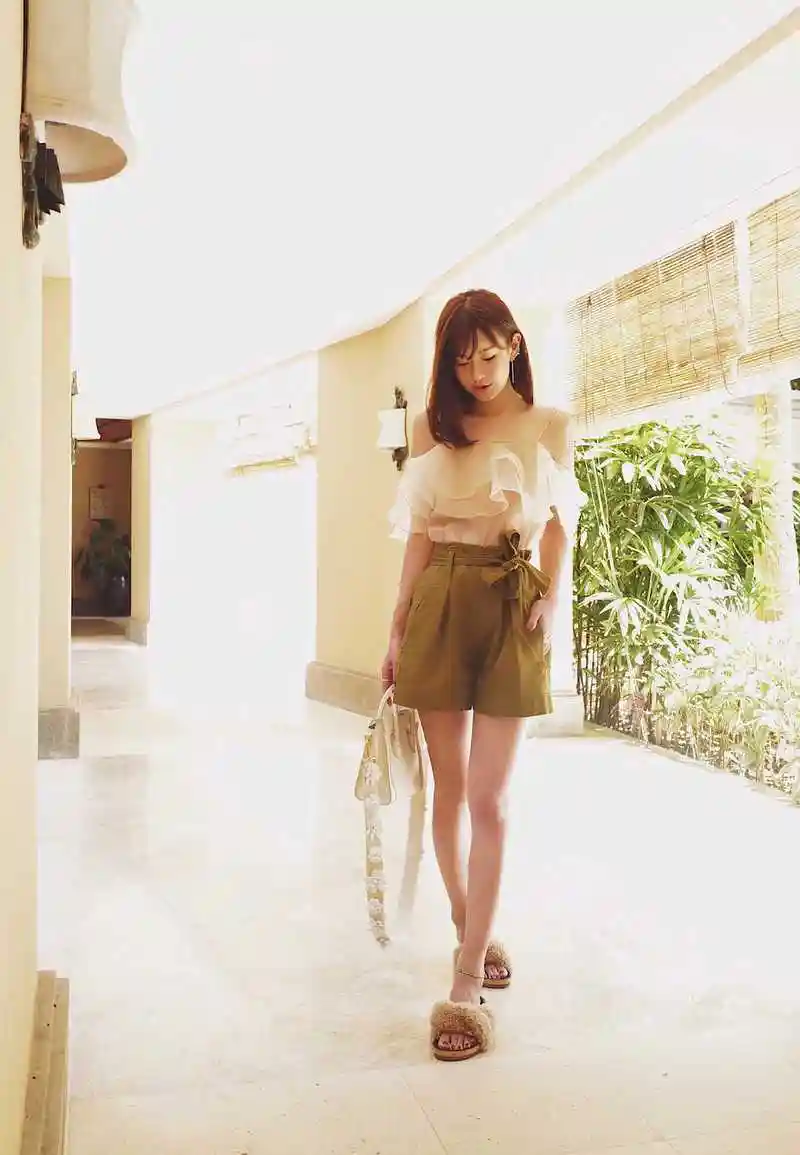 陈赫娇妻张子萱太有少女感,身穿白色连衣裙清新脱俗,甜美温柔