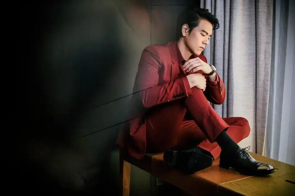 组图:彭于晏酒红色西装荷尔蒙十足 大背头酷帅气场强大