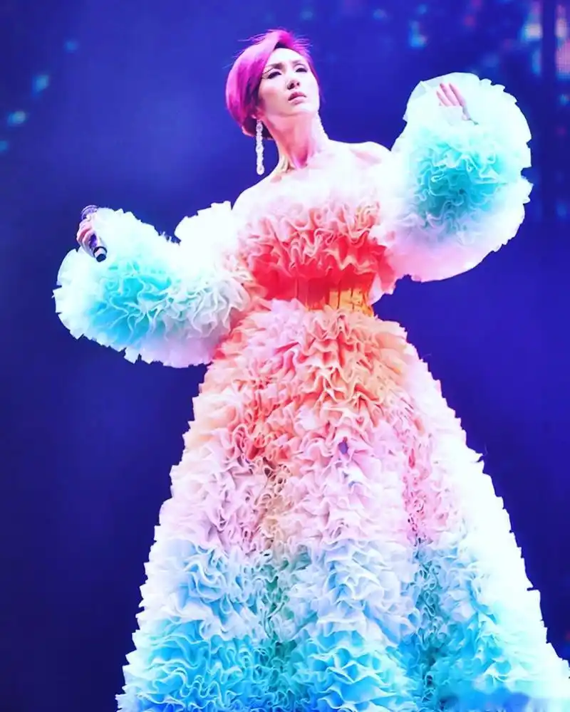 是的,歌手雖要在舞台上不斷成長,表現更好的自己,做人也是,説很容易