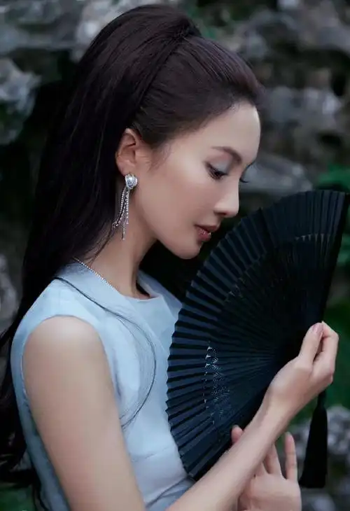 金晨仙蓝色降温眼妆