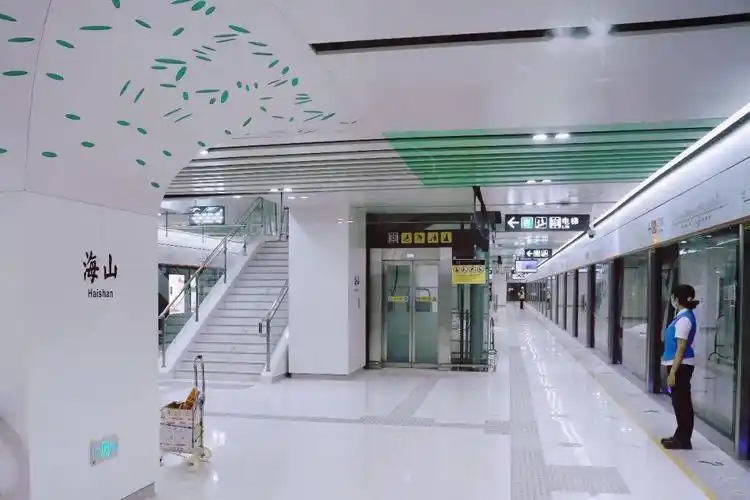 深圳地铁8号线一期工程海山站8号线一期工程经过"深圳第一峰"—梧桐山