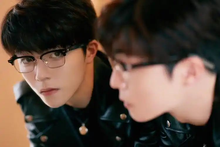 陈立农黑色皮衣帅气图片写真