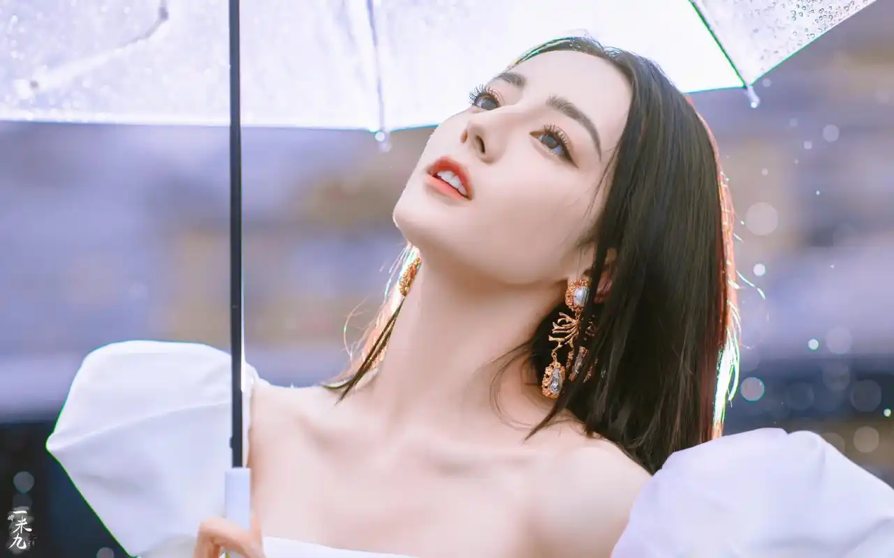 女明星撑伞氛围感大片哪个最绝!