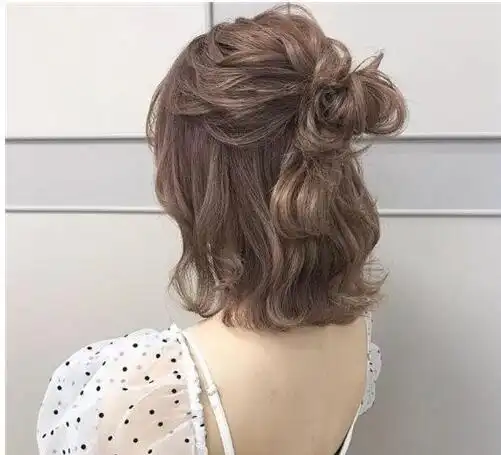 齐肩式的丸子头半扎发,整个女生丸子头半发型扎得高高的,人看起来也是