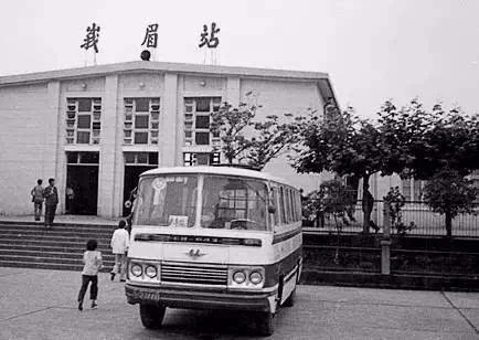 这是几十年前的报国寺这是现在的金顶川锅找到一组峨眉山的老照片