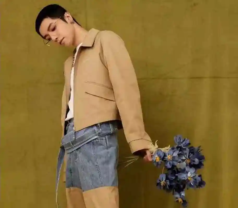 华晨宇寸头造型,看不出来已有一个女儿.