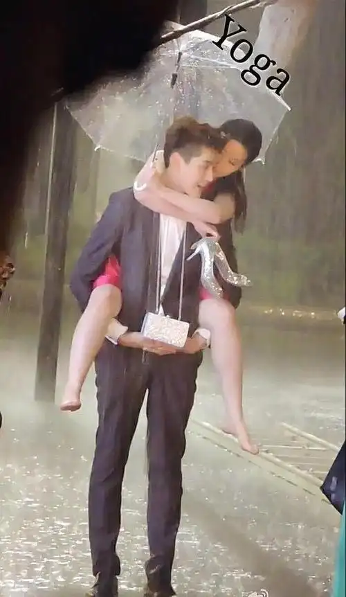刘亦菲身材走样,腿是旁边唐嫣的两倍,网友:井柏然怎么抱的动!