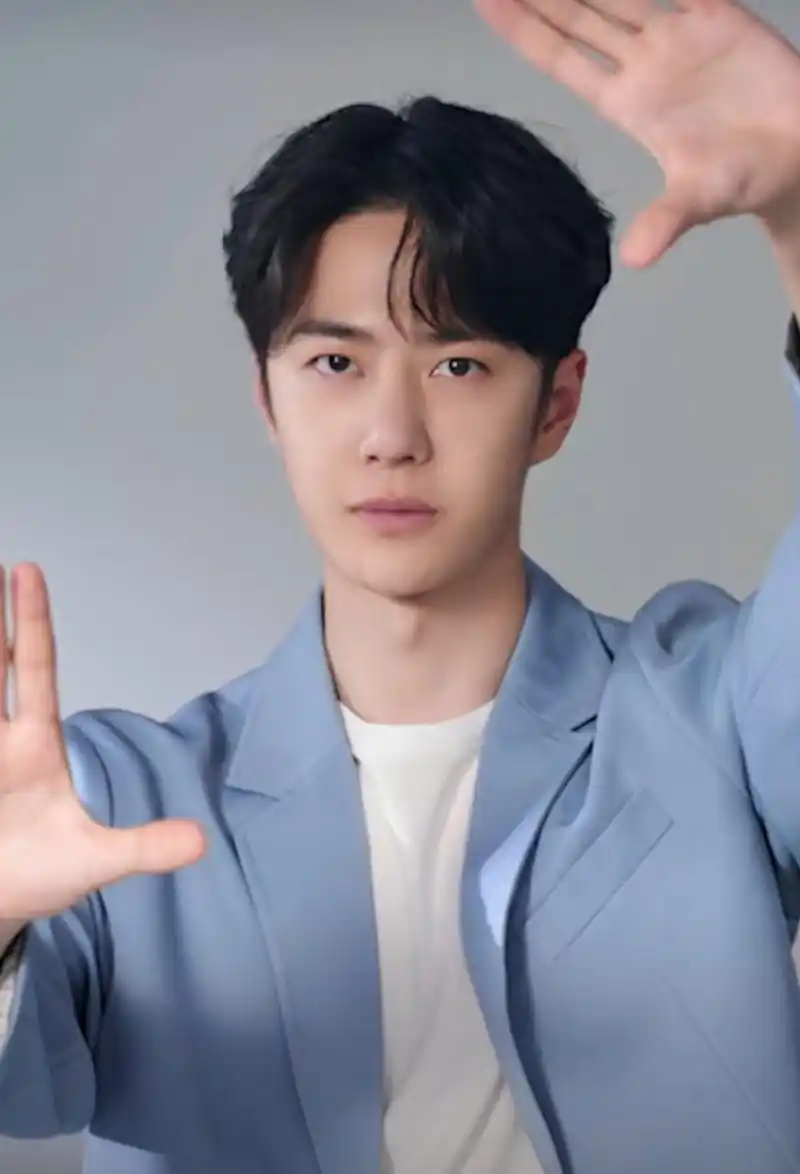 王一博接到新代言,身穿一套蓝色西装出镜干净大方,他有几个浅笑的镜头