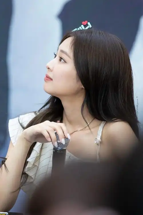 发一些我很喜欢的jennie的侧脸图含脸颊肉合集