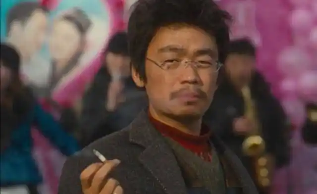 最经典的5个抽烟动作小马哥钞票点烟最经典而他直接抽出了人间百态