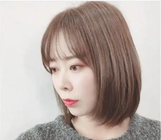 颊骨较高的女生,她选择的是轻薄式的齐刘海,同时齐肩式的直发短发发型