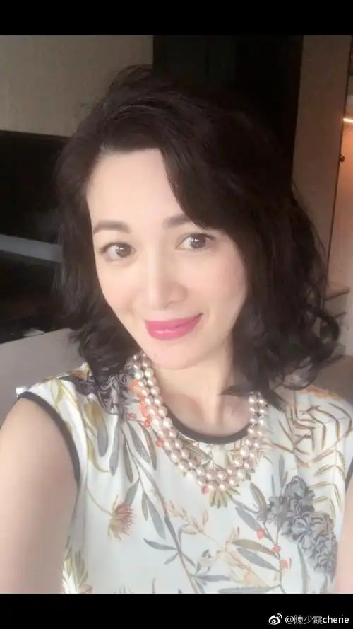 陈少霞晒出当年旧照面容精致清纯甜美