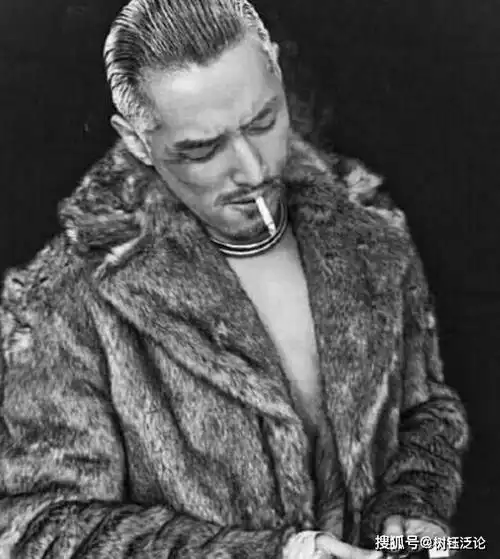 吸烟的姿势也是迷倒众生,有一种难以说出来的魅力,看上去不仅仅很霸气