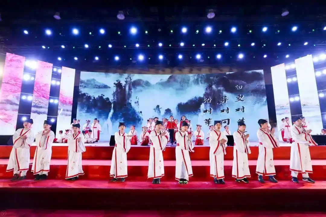 四年级学生表演《声律启蒙》