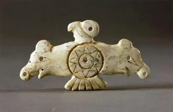 凌家滩遗址出土玉鹰.(图片来源:含山县人民政府官网)