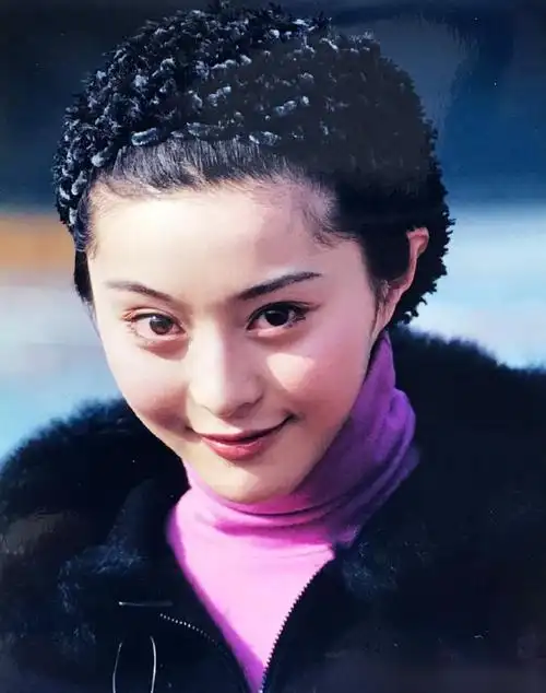 二十年前的女星范冰冰,清纯模样娇嫩又可爱,而且笑容还非常的甜美