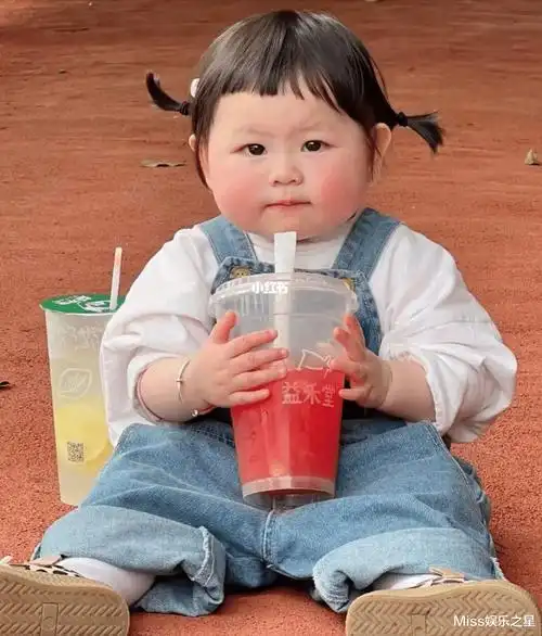 两岁半就有1000万粉丝,网红萌娃瑶一瑶爆火,妈妈a萍却遭抨击_孩子