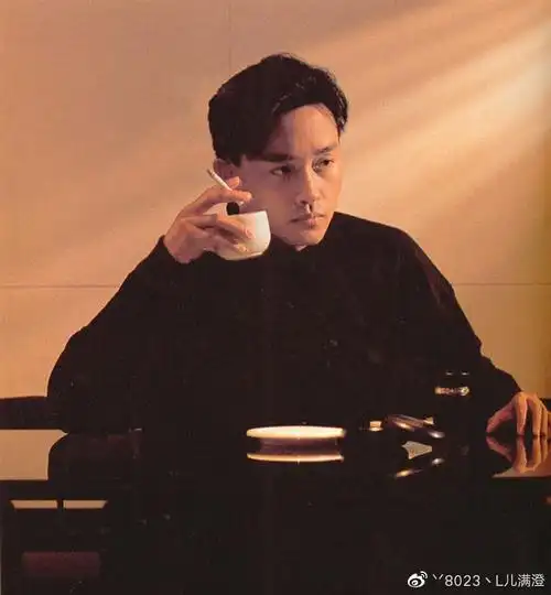 在韩国如今的很多明星小鲜肉的名气都大不过他,张国荣回眸一笑可以让