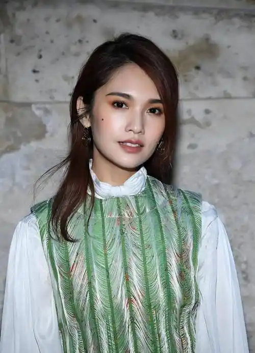 南京苏王-三十几岁皮肤紧致,细腻,杨丞琳的"少女感"太强了_显得_鼻子