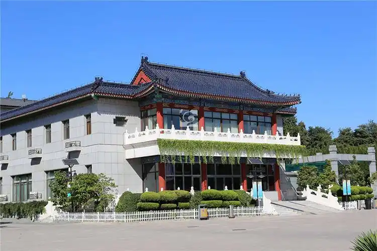 八宝山殡仪馆的主要建筑有主仪式楼,大礼堂,东礼堂,结算销售部,接待