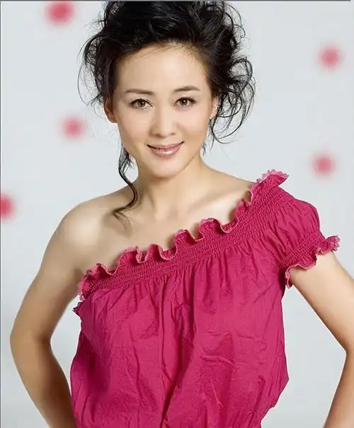 演员李琳因前夫一耳光离婚二婚嫁奥运冠军很幸福51岁无子女