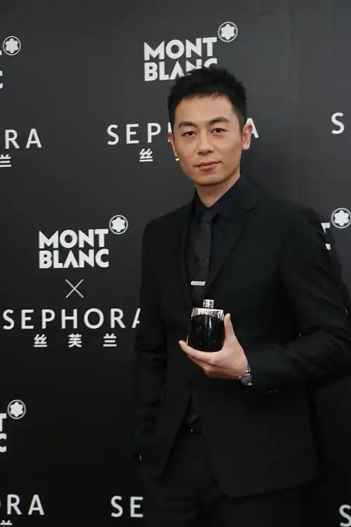 "行走的荷尔蒙"朱亚文现身某品牌活动 寸头西装尽显熟男魅力