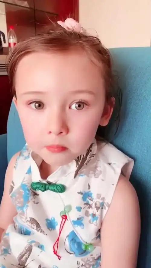 中美混血女儿太漂亮了,一双自带美瞳的大眼睛,真让人羡慕!