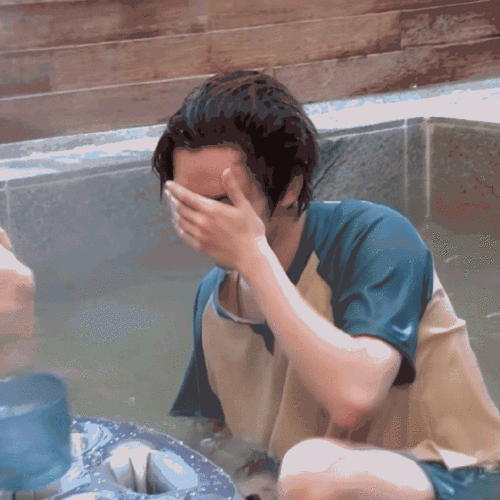 贺峻霖被包子咬了