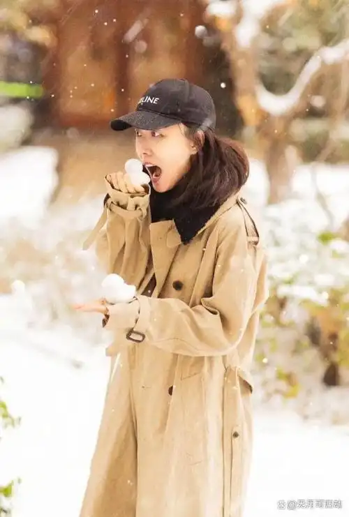 39岁王珞丹在雪地里堆雪人,做卡通鸭子,真是童心未泯啊!