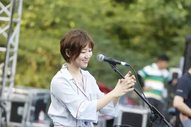 谢春花清新献唱西湖音乐节受欢迎  见李宗盛变迷妹