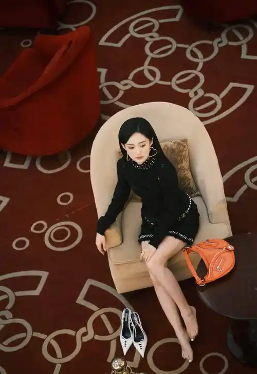 许晓诺黑色连衣裙美腿写真_网友_看法