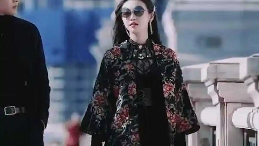 欢迎来到司藤的衣柜景甜奇迹藤藤旗袍配上柳叶眉韵味十足