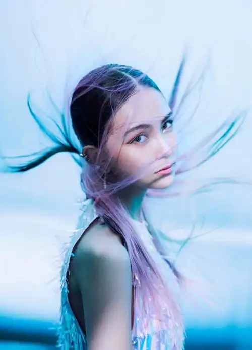 昆凌魅力性感杂志写真图片昆凌腮红式灯影性感杂志写真