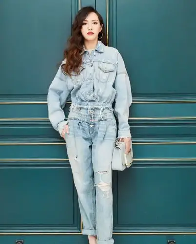 见过方块包没见过方块鞋的唐嫣牛仔裤配方款高跟鞋好潮