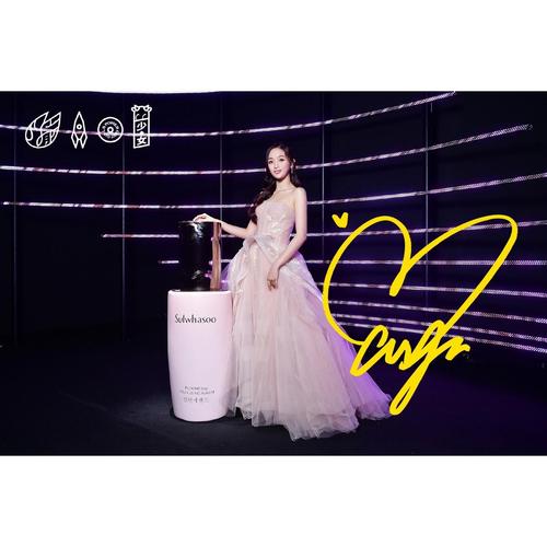 火箭少女 吴宣仪 亲笔签名照片新款热门宣传照签名照    37 号